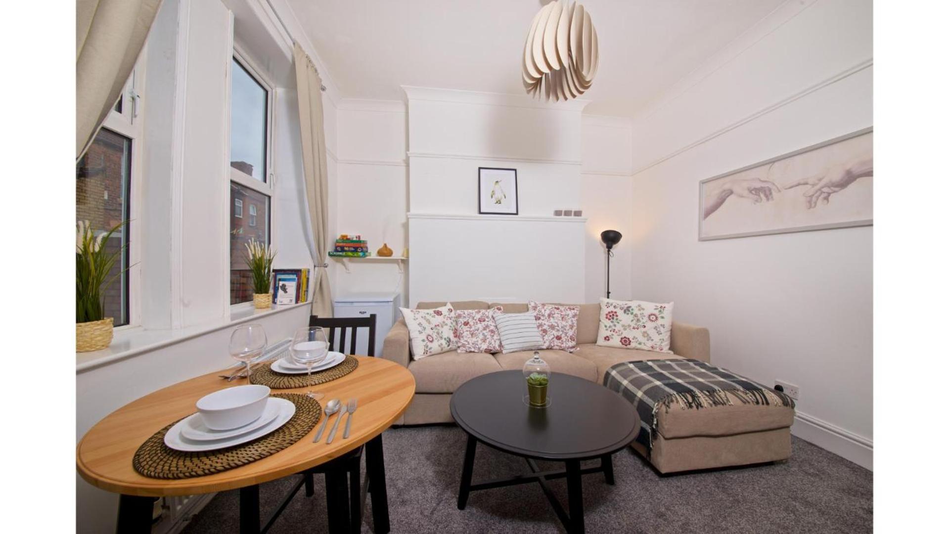 Spacious 6-bedroom Fully Furnished Holiday home Liverpool