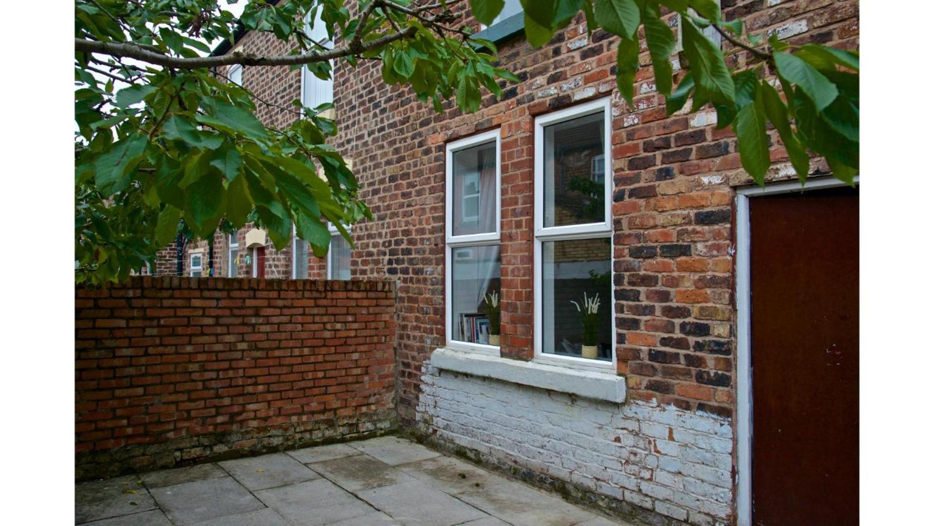 Spacious 6-bedroom Fully Furnished Holiday home Liverpool