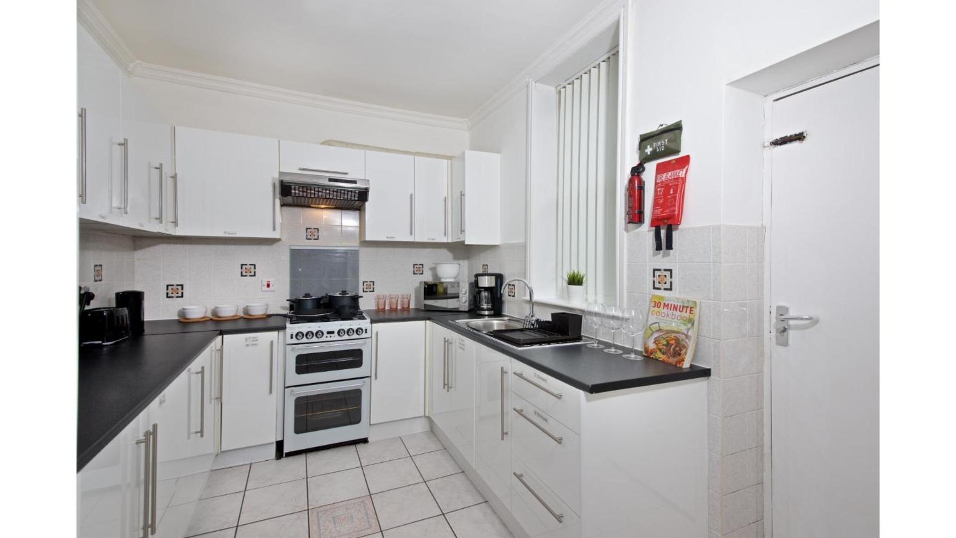 Spacious 6-bedroom Fully Furnished Holiday home