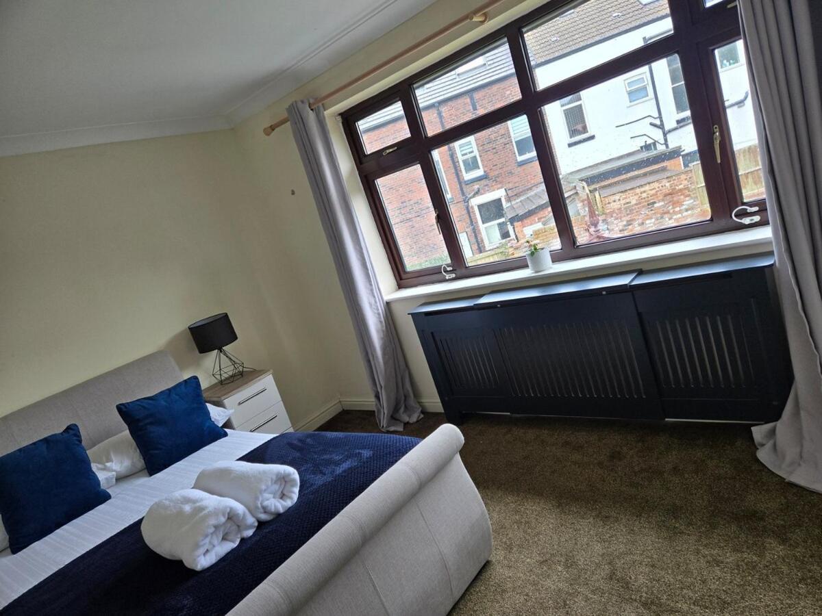 Molineux House 4 Bed With 2 Ensuite Bedrooms, Sleeps 7, Private Gated Parking, Spacious Garden, 5 Mins Walk From Broadgreen Train Station, Close To M62 Holiday home Liverpool