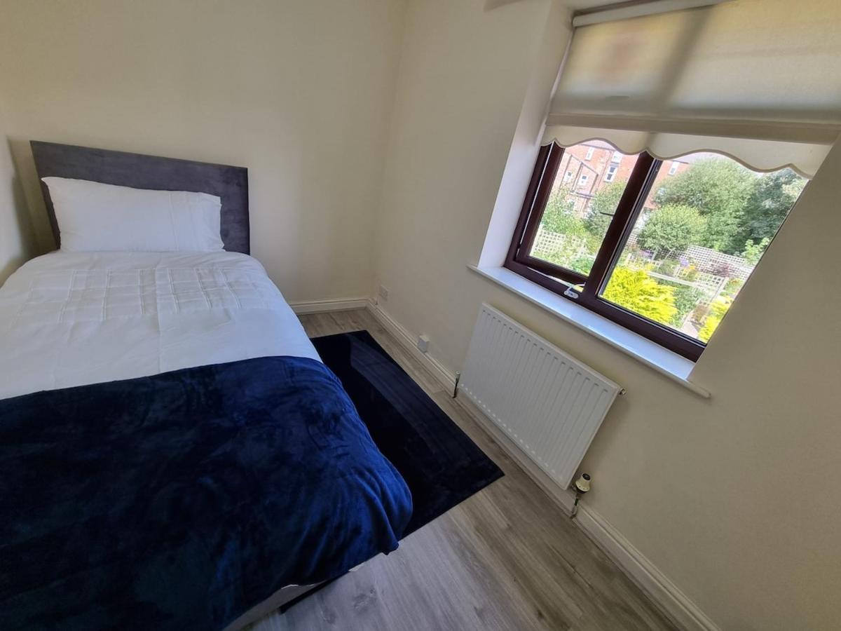 Holiday home Molineux House 4 Bed With 2 Ensuite Bedrooms, Sleeps 7, Private Gated Parking, Spacious Garden, 5 Mins Walk From Broadgreen Train Station, Close To M62 Liverpool