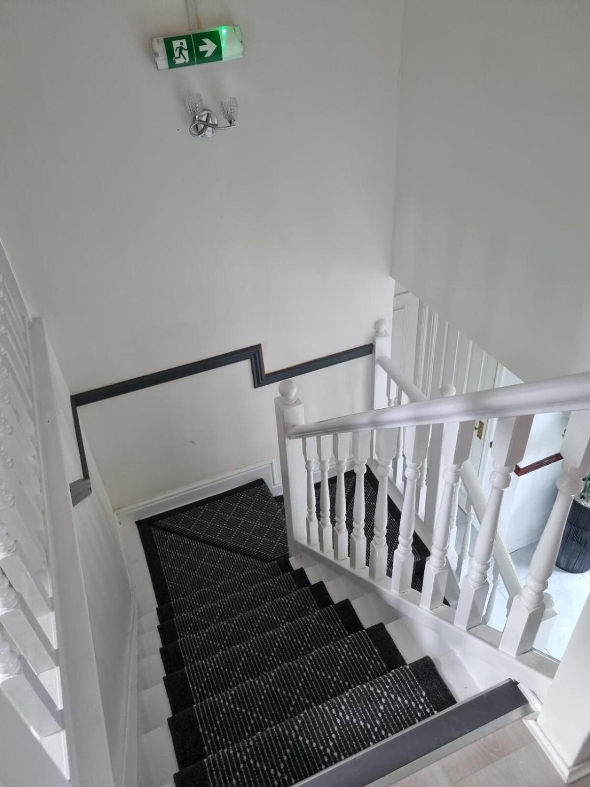 Molineux House 4 Bed With 2 Ensuite Bedrooms, Sleeps 7, Private Gated Parking, Spacious Garden, 5 Mins Walk From Broadgreen Train Station, Close To M62 * Liverpool