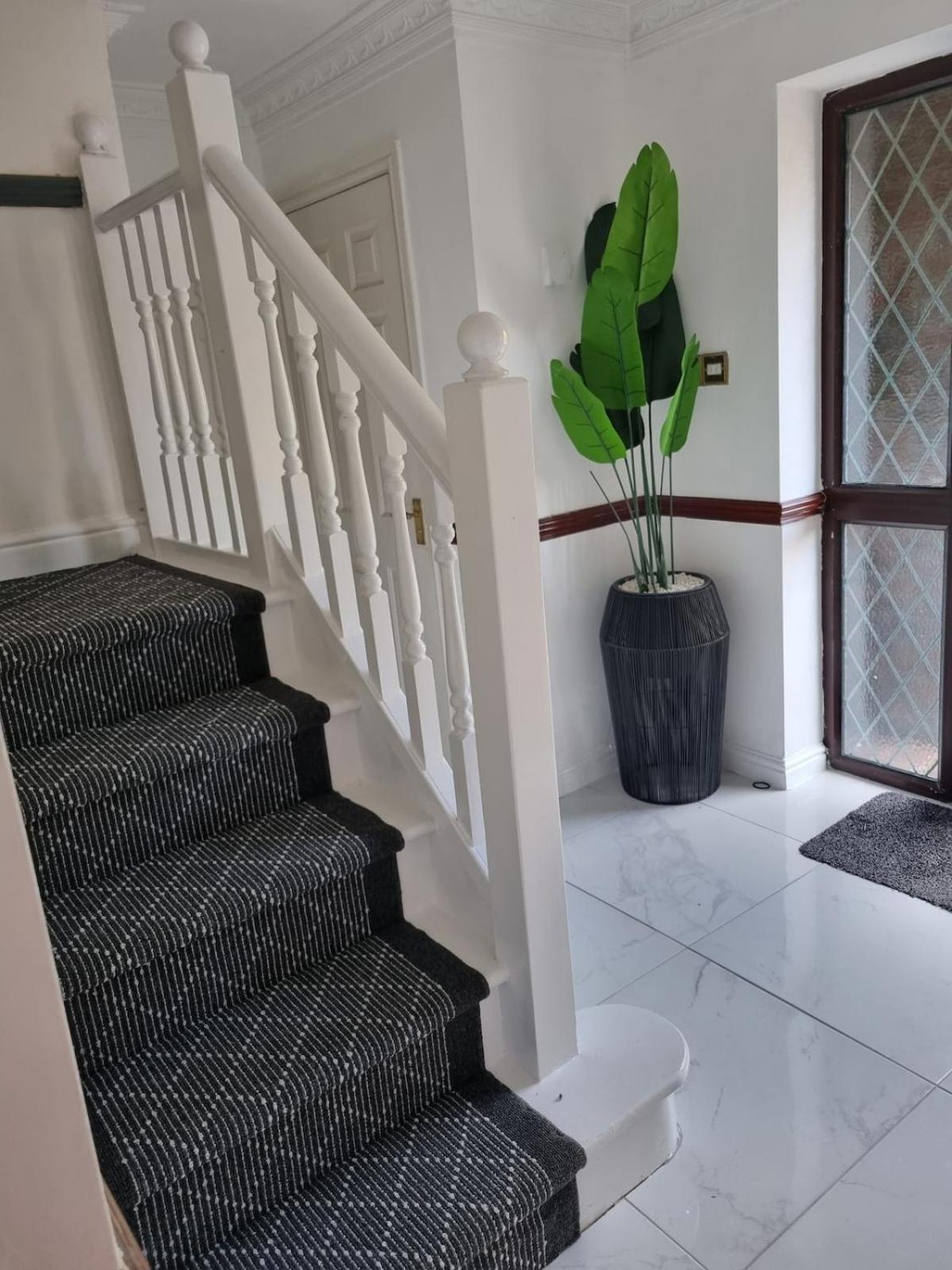 Holiday home Molineux House 4 Bed With 2 Ensuite Bedrooms, Sleeps 7, Private Gated Parking, Spacious Garden, 5 Mins Walk From Broadgreen Train Station, Close To M62