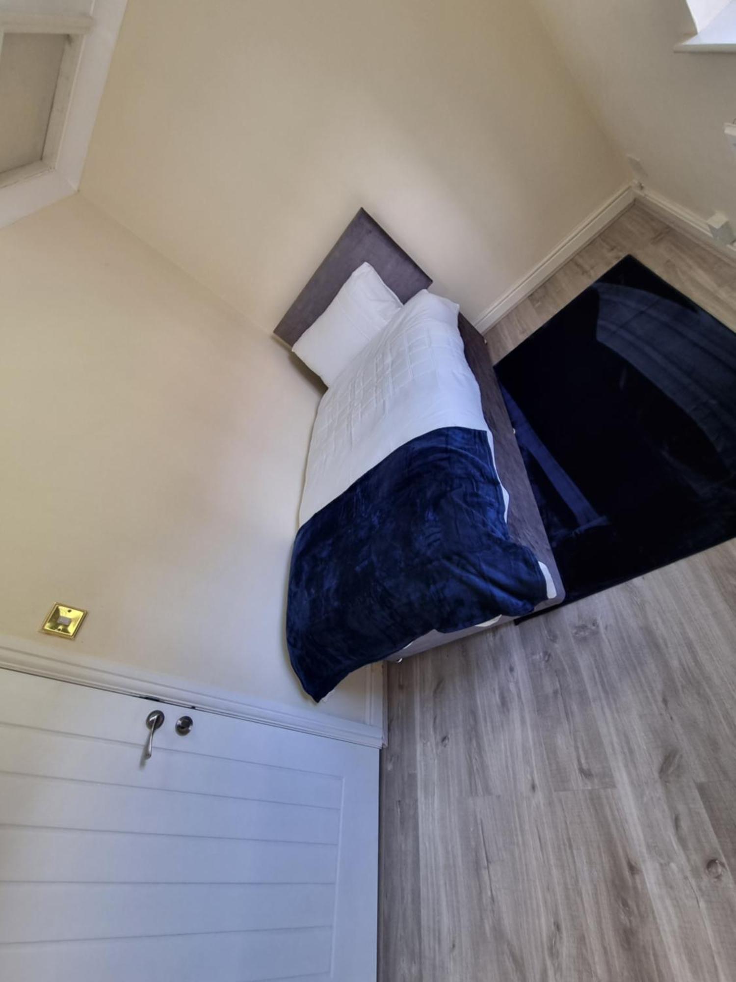 Molineux House 4 Bed With 2 Ensuite Bedrooms, Sleeps 7, Private Gated Parking, Spacious Garden, 5 Mins Walk From Broadgreen Train Station, Close To M62 Holiday home Liverpool