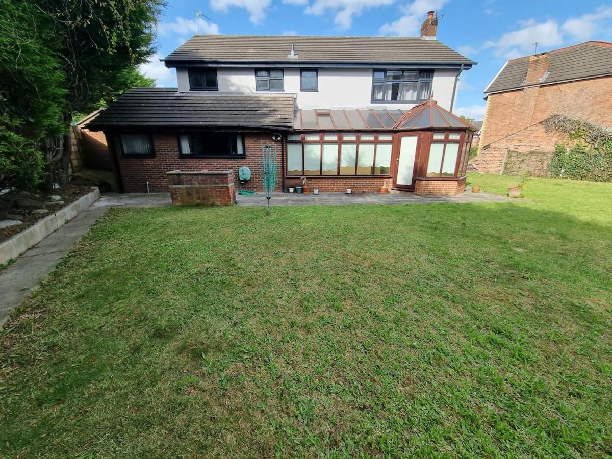 Molineux House 4 Bed With 2 Ensuite Bedrooms, Sleeps 7, Private Gated Parking, Spacious Garden, 5 Mins Walk From Broadgreen Train Station, Close To M62 Liverpool