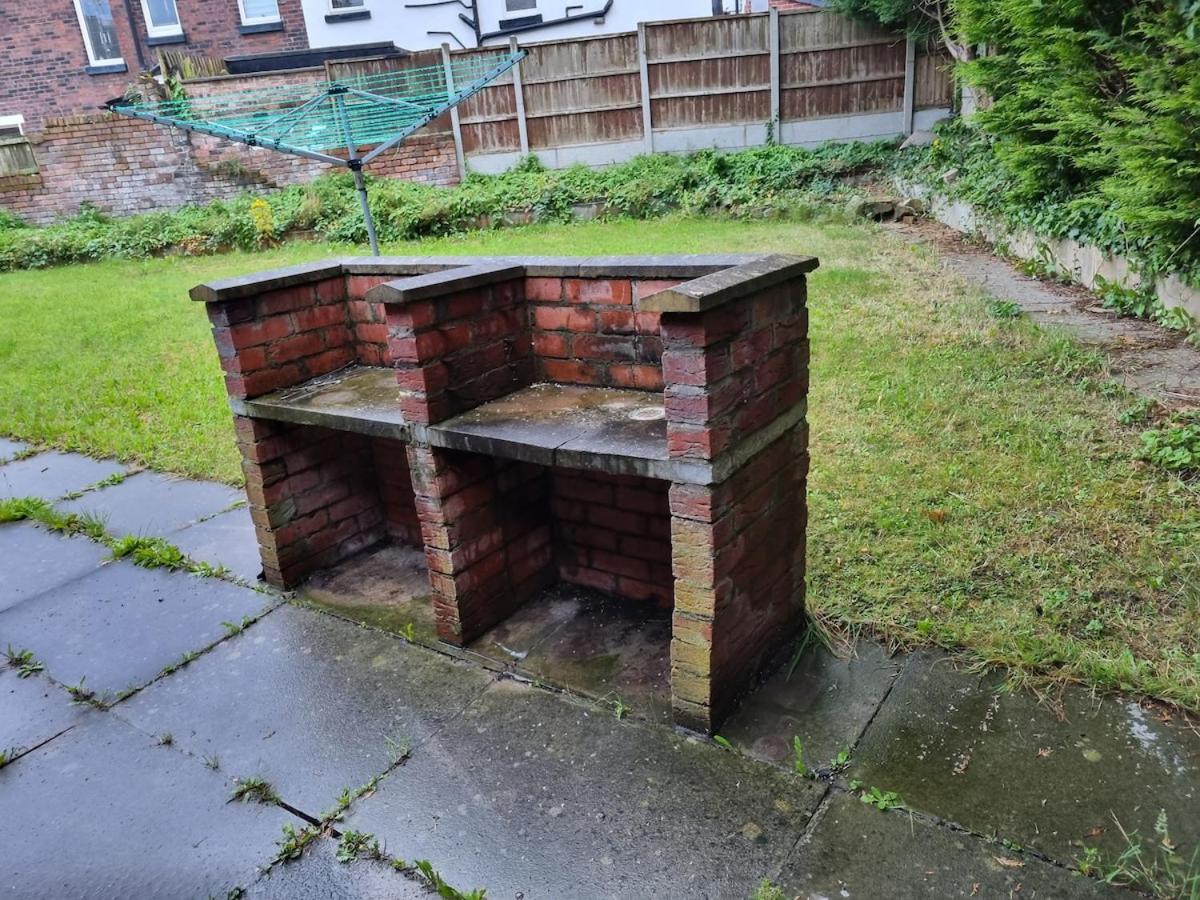 Molineux House 4 Bed With 2 Ensuite Bedrooms, Sleeps 7, Private Gated Parking, Spacious Garden, 5 Mins Walk From Broadgreen Train Station, Close To M62