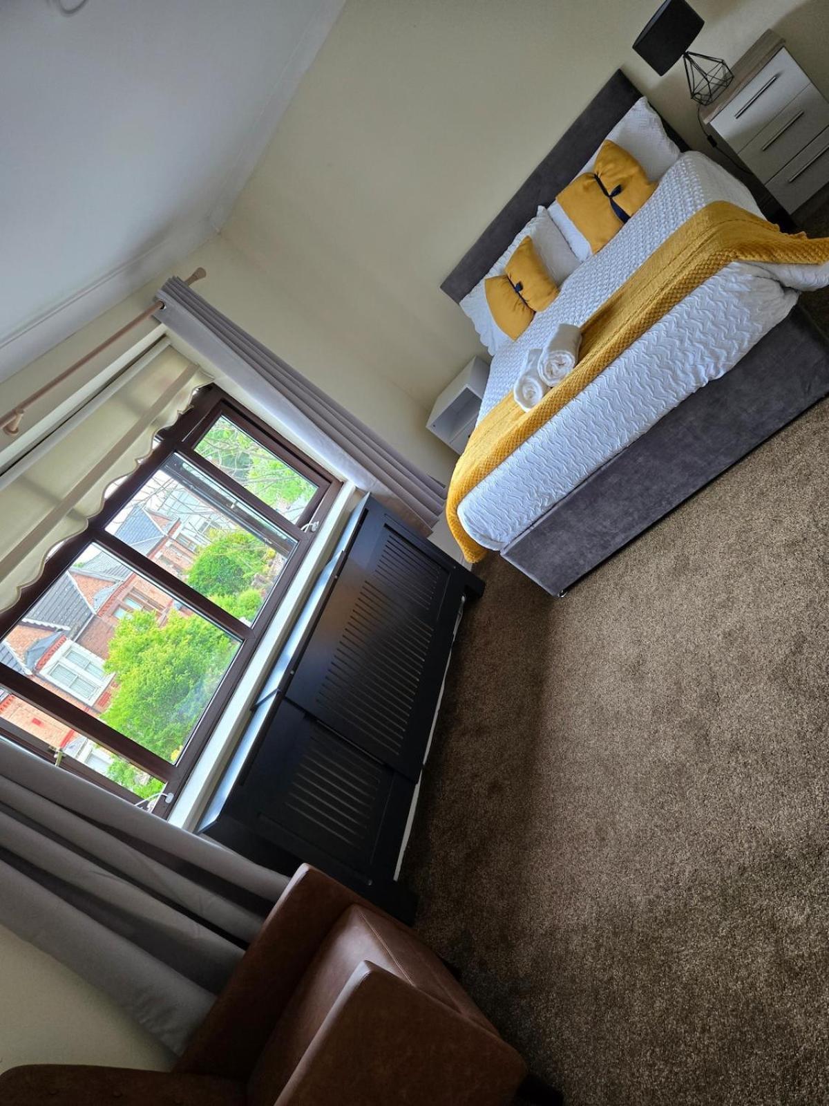 Molineux House 4 Bed With 2 Ensuite Bedrooms, Sleeps 7, Private Gated Parking, Spacious Garden, 5 Mins Walk From Broadgreen Train Station, Close To M62 Holiday home *
