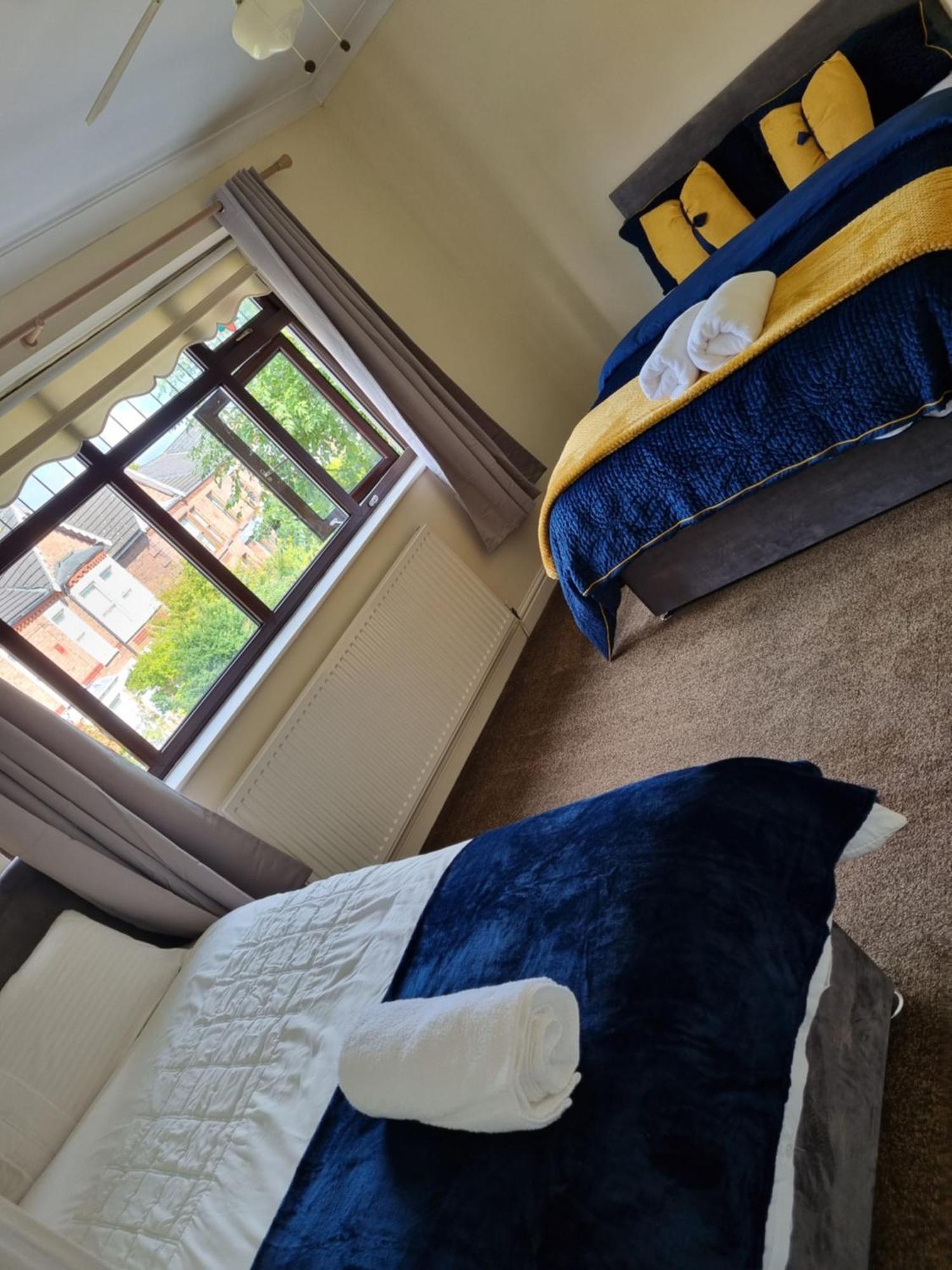 Molineux House 4 Bed With 2 Ensuite Bedrooms, Sleeps 7, Private Gated Parking, Spacious Garden, 5 Mins Walk From Broadgreen Train Station, Close To M62 * Liverpool