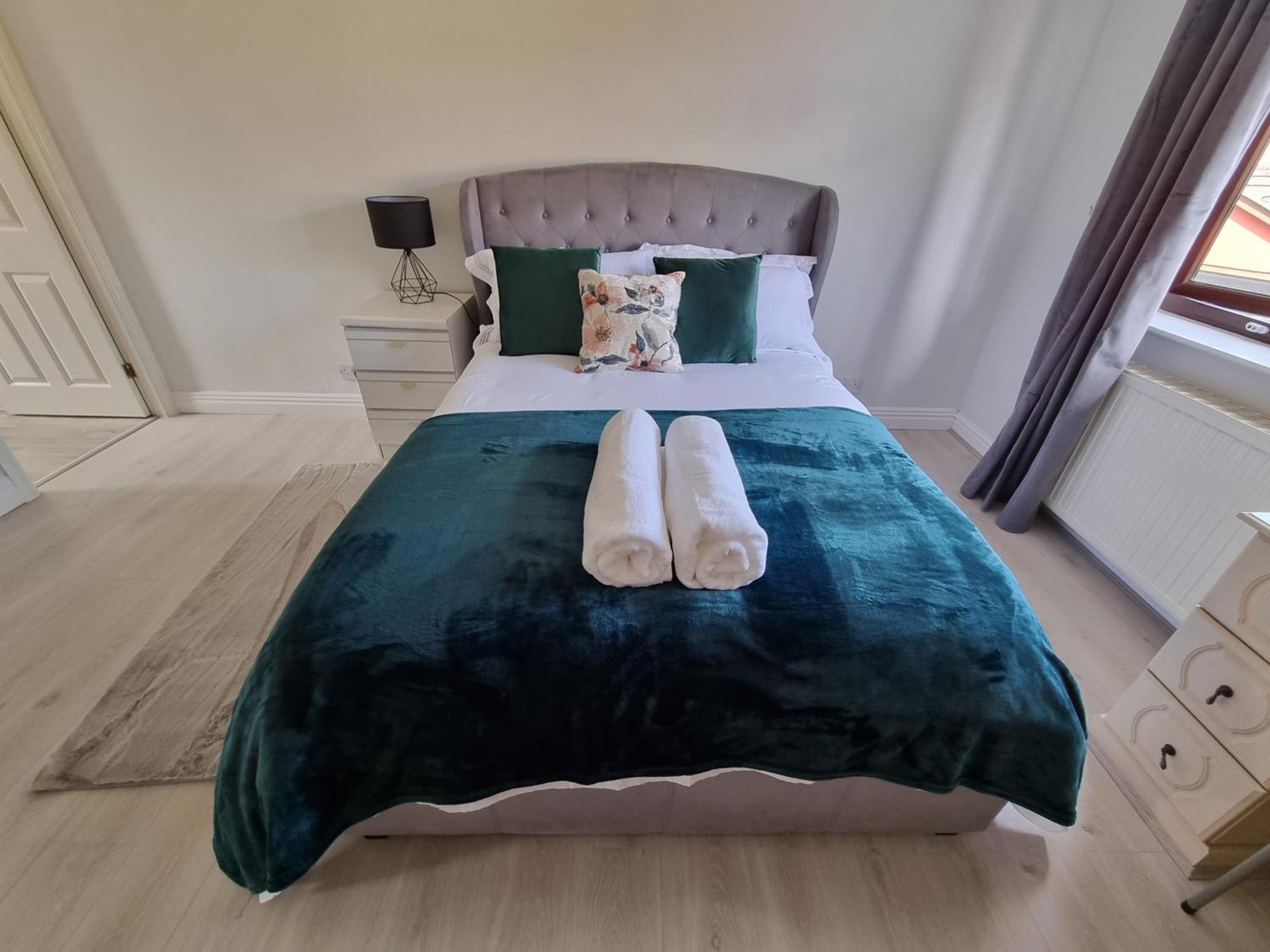 Holiday home Molineux House 4 Bed With 2 Ensuite Bedrooms, Sleeps 7, Private Gated Parking, Spacious Garden, 5 Mins Walk From Broadgreen Train Station, Close To M62