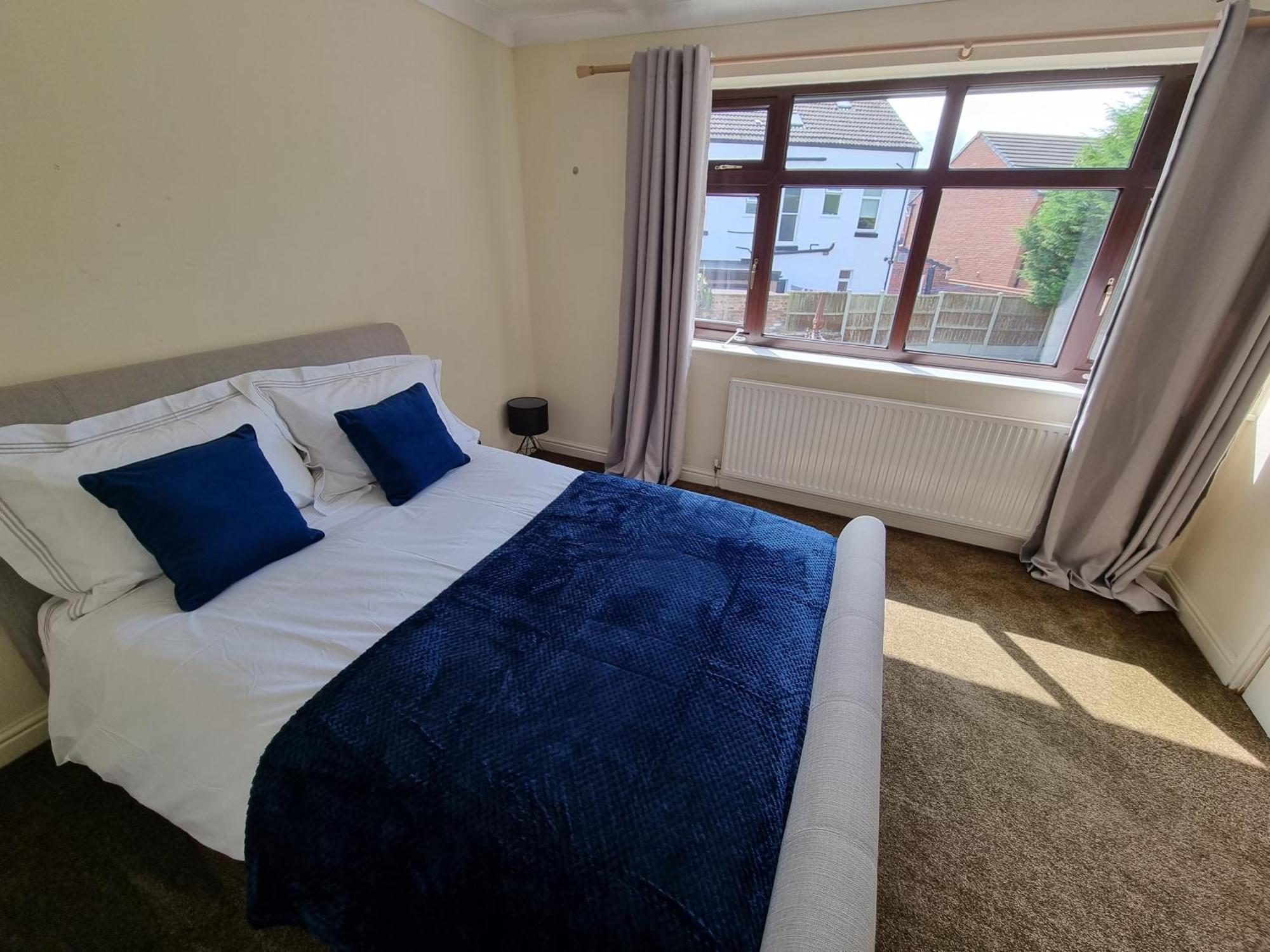 Molineux House 4 Bed With 2 Ensuite Bedrooms, Sleeps 7, Private Gated Parking, Spacious Garden, 5 Mins Walk From Broadgreen Train Station, Close To M62 Holiday home Liverpool