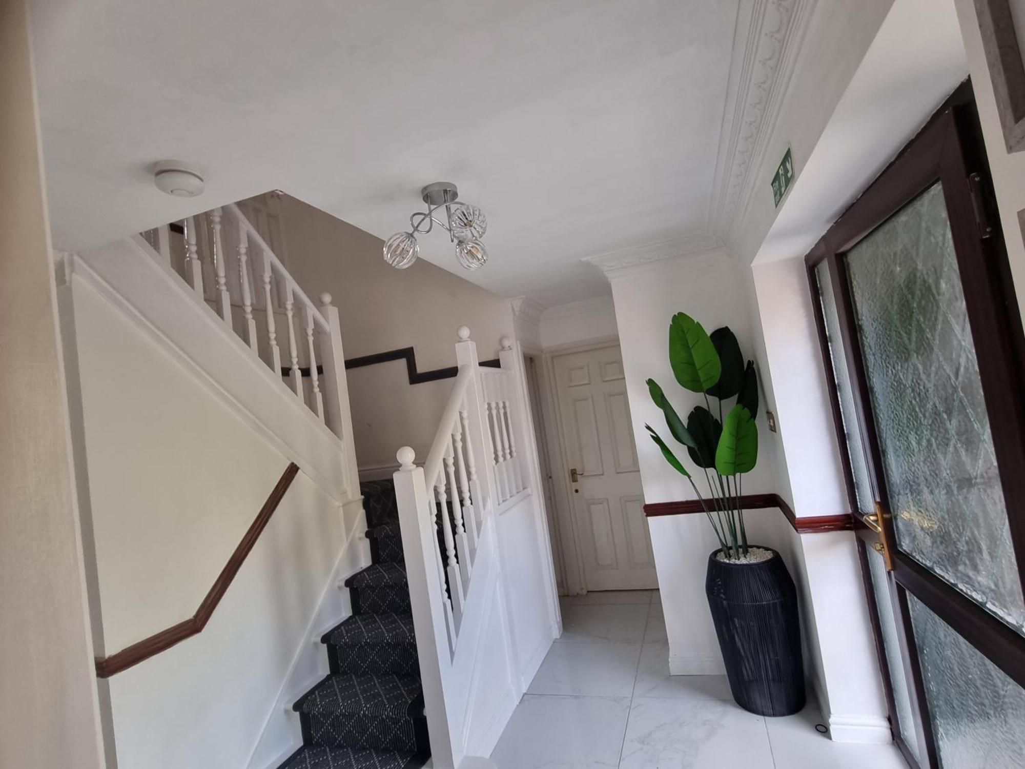 Molineux House 4 Bed With 2 Ensuite Bedrooms, Sleeps 7, Private Gated Parking, Spacious Garden, 5 Mins Walk From Broadgreen Train Station, Close To M62 * Liverpool
