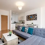 Superb Location, Lovely And Bright 2 Bed