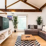 Host Apartments - Loft Apt In L1 - Walk Everywhere