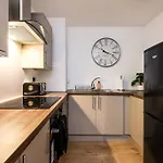 Liverpool City Centre - Fabulous 3 En-Suite Bedrooms - Sleeps 10 People