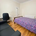 Entire 4 Bedroom House - Ev Point & Free Parking