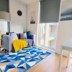 City Centre Studio With Wifi Parking & Shops