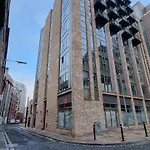 City Centre Studio With Wifi Parking & Shops