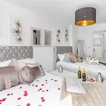 Liverpool City Centre Apt Sleeps 10