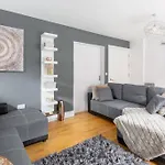Liverpool City Centre Apt Sleeps 10