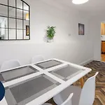 Flatzy - Modern Apartment Close To Football Stadiums