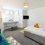 Flatzy - Modern Apartment Close To Football Stadiums