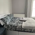 Stylish & Modern 4 Bedroom Sleep 8