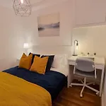 City Centre Studio With Wifi Parking & Shops