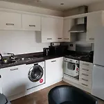 Lovely 2 Bedroomed Apartment Near Albert Docks