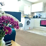 Cosy Flat - Access To City Centre/Airport/Stadiums