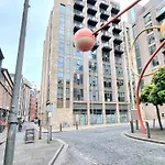 City Centre Studio With Wifi Parking & Shops