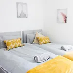 Stylish 3 Bed House, Sleep 7 With Parking