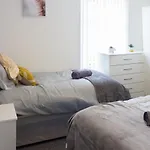 Stylish 3 Bed House, Sleep 7 With Parking