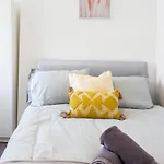 Stylish 3 Bed House, Sleep 7 With Parking