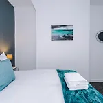 Cosy 3 Bed 3 Bath House - Central Liverpool -Self Check-In & Free Parking!