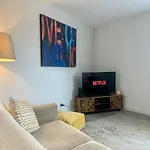 Lovely Stylish Apartment Near Penny Lane! Free Parking