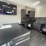 Mays Apartments - 458 Mill Street, Free Parking, 3 Minutes In Taxi To Baltic Market And City Centre - Apartments Sleep 1-4 Guests