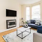 Liverpool City Centre House With Parking & Wifi By Amazing Spaces Relocations Ltd