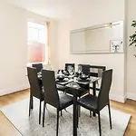 Liverpool City Centre House With Parking & Wifi By Amazing Spaces Relocations Ltd