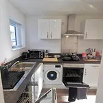 Large 65 Inch Tv Full Kitchen Long-Stay Ready