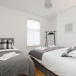2 Bedroom House Liverpool- Large & Cosy- Sleeps 5 By Hinkley Homes Short Lets & Serviced Accommodation
