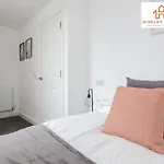 Modern Townhouse - Free Gated Parking - City Centre - 5 ! By Hinkley Homes Short Lets & Serviced Accommodation