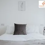 Modern Townhouse - Free Gated Parking - City Centre - 5 ! By Hinkley Homes Short Lets & Serviced Accommodation