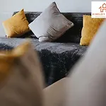 Modern Townhouse - Free Gated Parking - City Centre - 5 ! By Hinkley Homes Short Lets & Serviced Accommodation