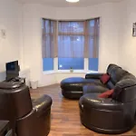 Cozy Home Near City, Sleeps 5, Free Parking, Wifi