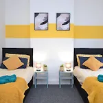 Cozy Home Near City, Sleeps 5, Free Parking, Wifi