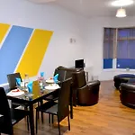 Cozy Home Near City, Sleeps 5, Free Parking, Wifi