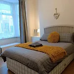 Bright, Comfortable Home, Convenient For City Centre
