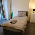 Bright, Comfortable Home, Convenient For City Centre