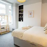 Air Host & Stay - Cedar House - 3Br With Parking