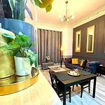 Adeamstays Provides Beautiful Centrally Located 1 And 2 Bed Apartments On Liverpools Boulevard